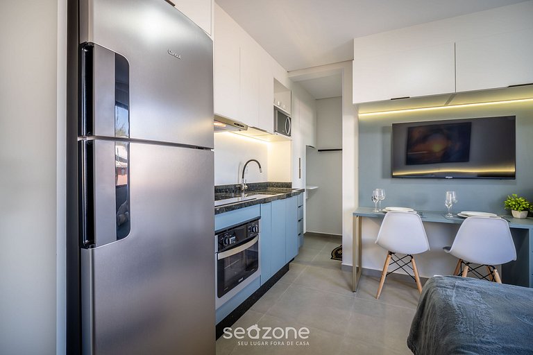 Espaço moderno c/ varanda a 10 m da Praia AAR0203