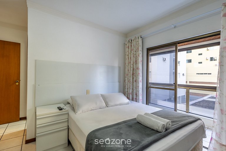 Apto bem localizado e amplo na Meia Praia EIO203