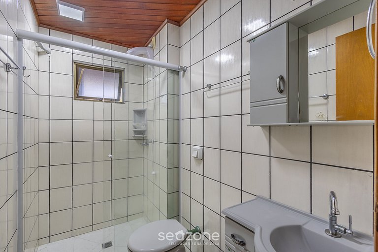 Apto bem localizado e amplo na Meia Praia EIO203