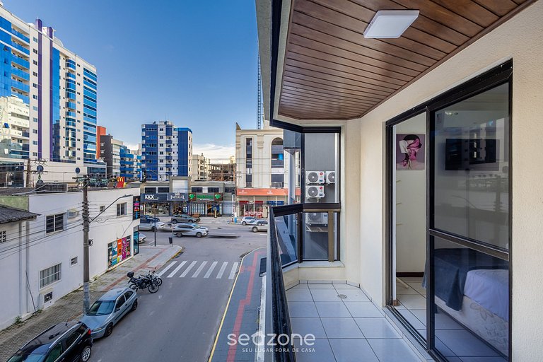 Apto bem localizado e amplo na Meia Praia EIO203