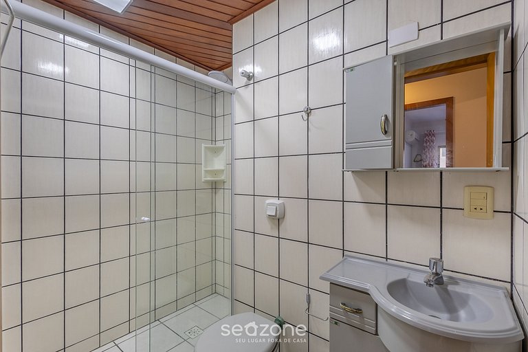 Apto bem localizado e amplo na Meia Praia EIO203