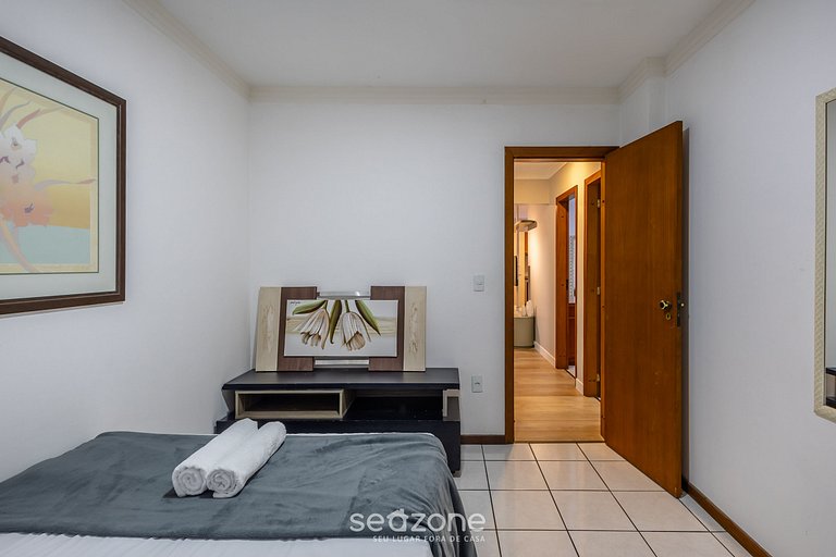 Apto bem localizado e amplo na Meia Praia EIO203