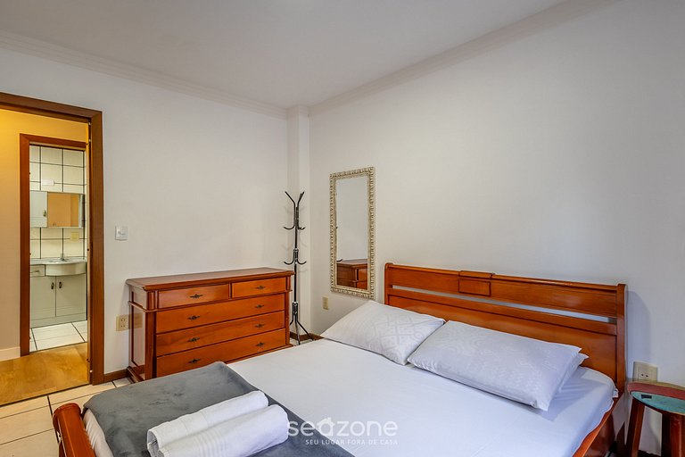 Apto bem localizado e amplo na Meia Praia EIO203