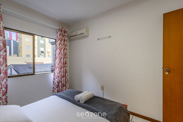 Apto bem localizado e amplo na Meia Praia EIO203