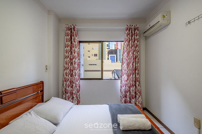 Apto bem localizado e amplo na Meia Praia EIO203