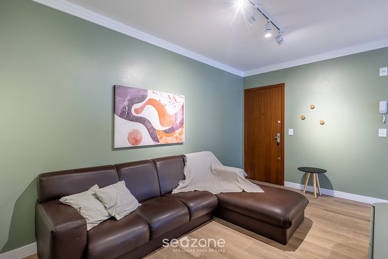 Apto bem localizado e amplo na Meia Praia EIO203