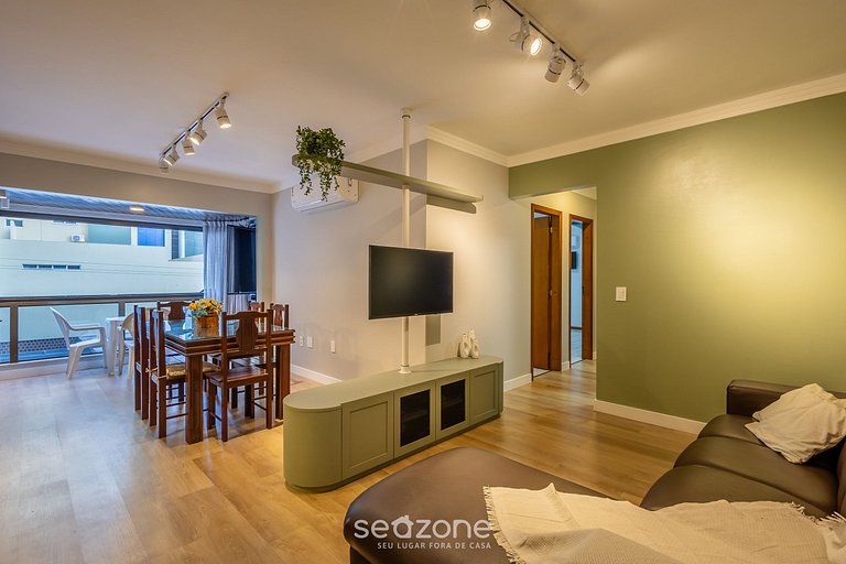 Apto bem localizado e amplo na Meia Praia EIO203