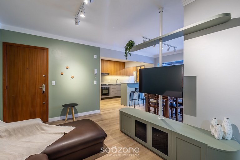 Apto bem localizado e amplo na Meia Praia EIO203