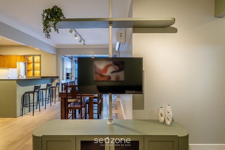 Apto bem localizado e amplo na Meia Praia EIO203