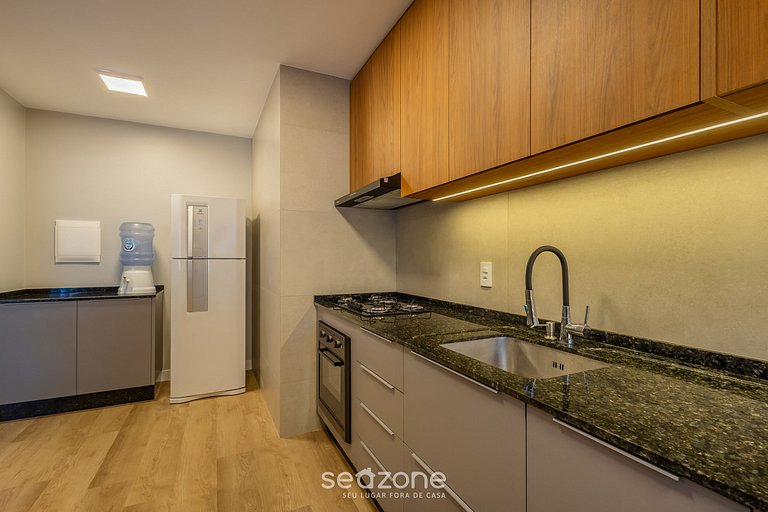 Apto bem localizado e amplo na Meia Praia EIO203