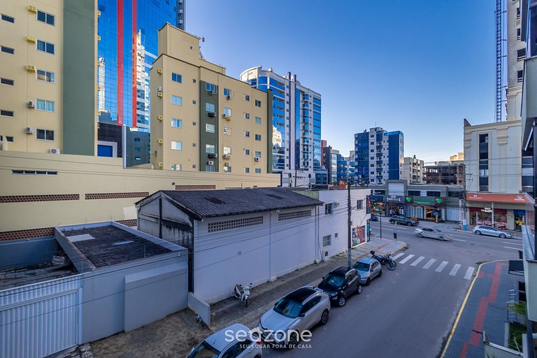 Apto bem localizado e amplo na Meia Praia EIO203