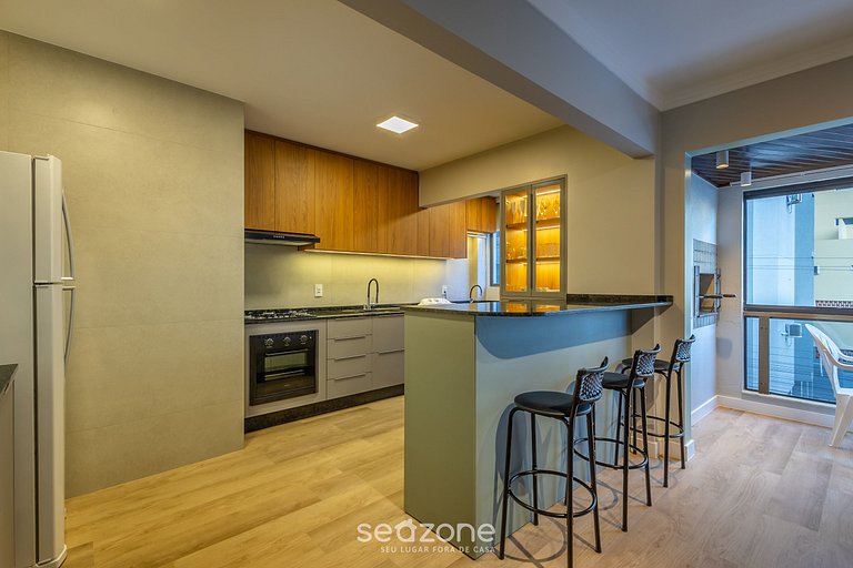 Apto bem localizado e amplo na Meia Praia EIO203