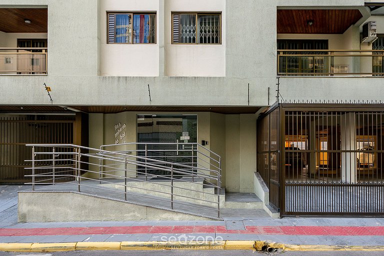 Apto bem localizado e amplo na Meia Praia EIO203