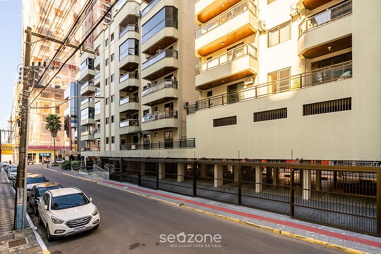 Apto bem localizado e amplo na Meia Praia EIO203