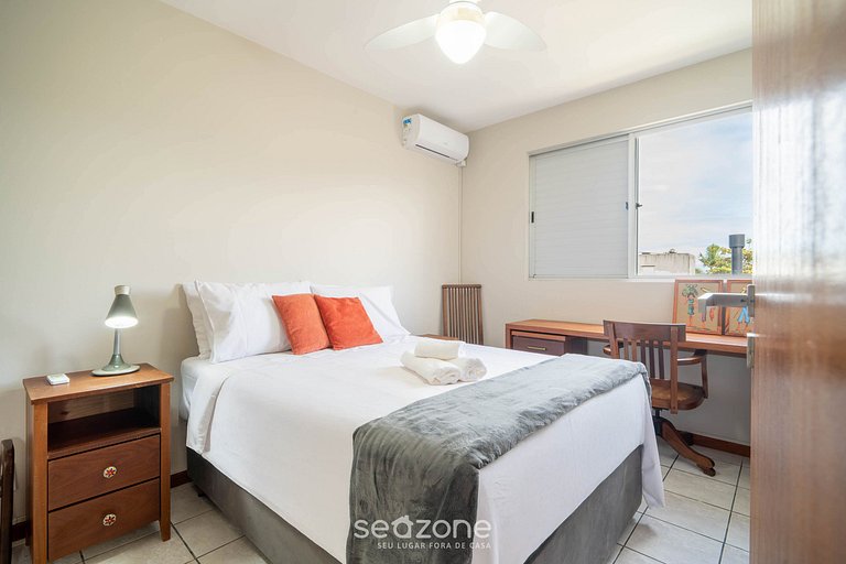 Apto c/ varanda e churrasq. a 450m do Mar REH0203