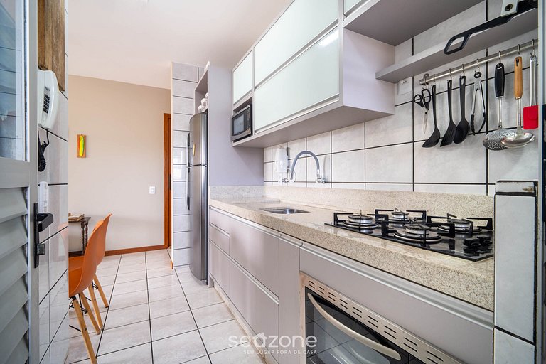 Apto c/ varanda e churrasq. a 450m do Mar REH0203