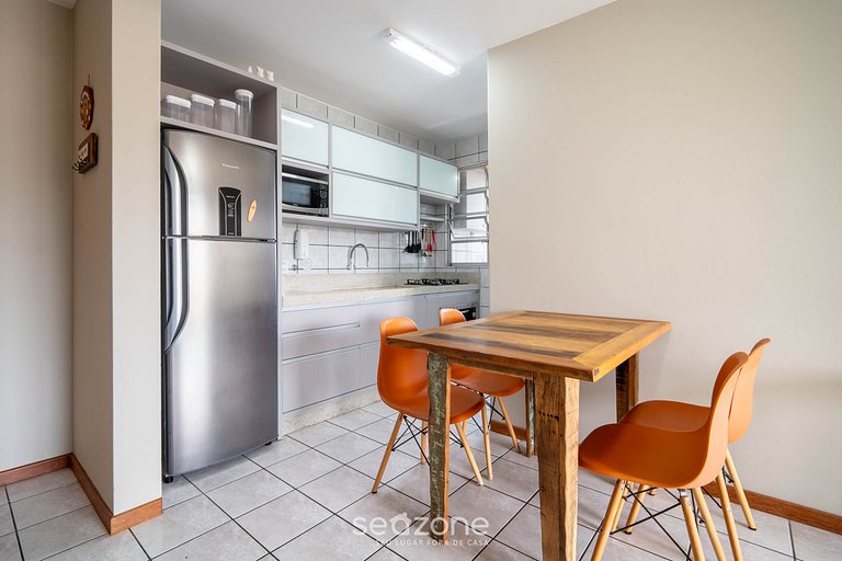 Apto c/ varanda e churrasq. a 450m do Mar REH0203