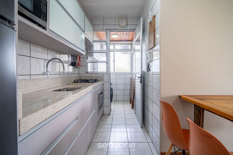 Apto c/ varanda e churrasq. a 450m do Mar REH0203