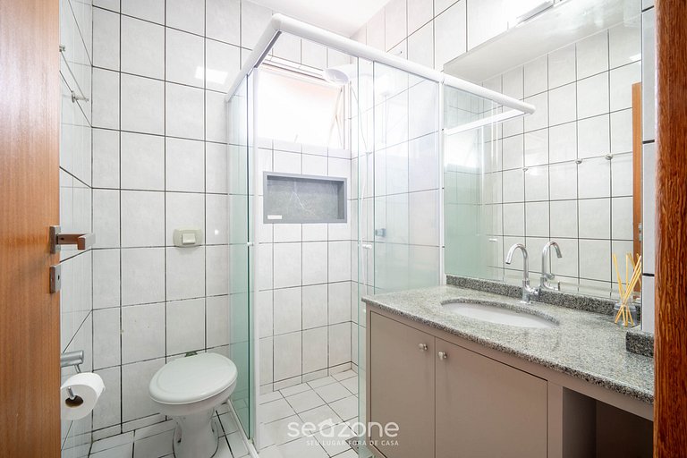 Apto c/ varanda e churrasq. a 450m do Mar REH0203