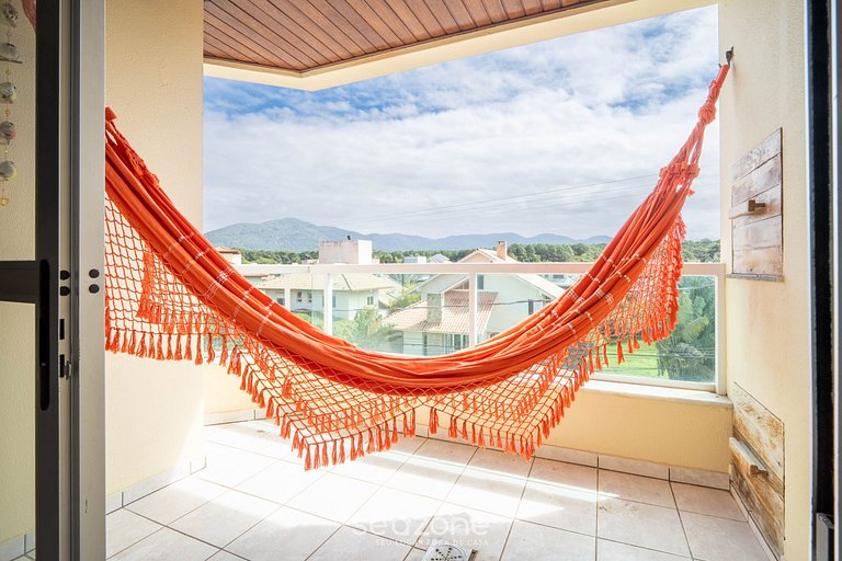 Apto c/ varanda e churrasq. a 450m do Mar REH0203