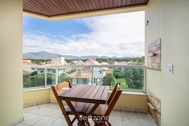 Apto c/ varanda e churrasq. a 450m do Mar REH0203