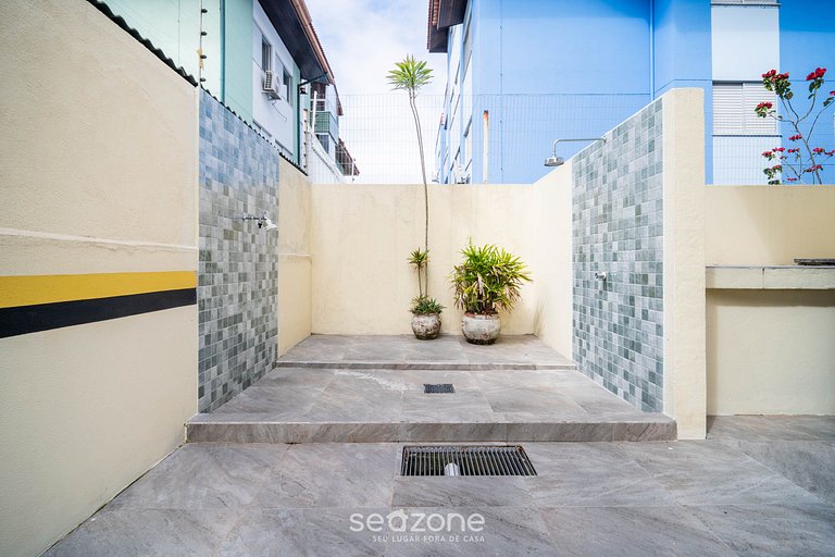 Apto c/ varanda e churrasq. a 450m do Mar REH0203