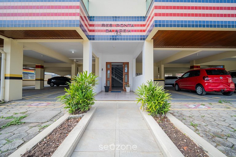 Apto c/ varanda e churrasq. a 450m do Mar REH0203