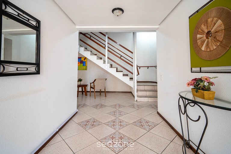 Apto c/ varanda e churrasq. a 450m do Mar REH0203