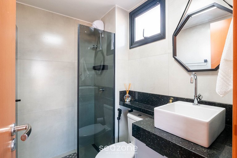 Studio c/ varanda em prédio c/ piscina ONE0407