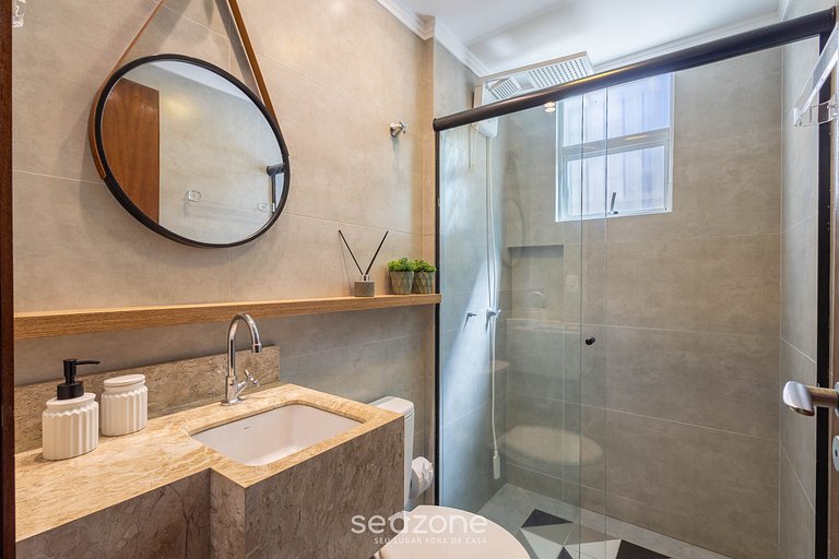 Apto c/ varanda e churrasq. a 30m do Mar RDM0101