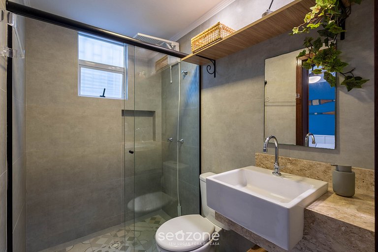 Apto c/ varanda e churrasq. a 30m do Mar RDM0101