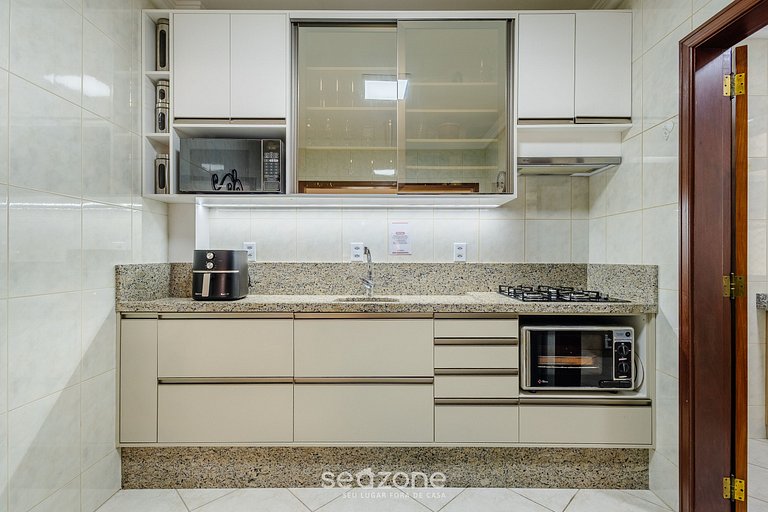 Apto c varanda e churrasq em cond beira mar UAR301