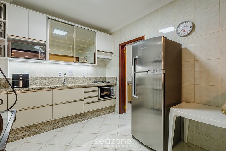 Apto c balcón y parrilla en cond frente mar UAR301