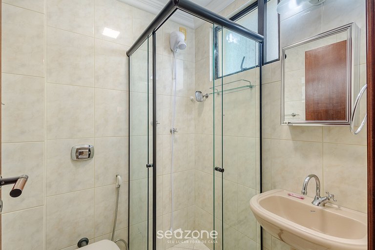 Apto c balcón y parrilla en cond frente mar UAR301