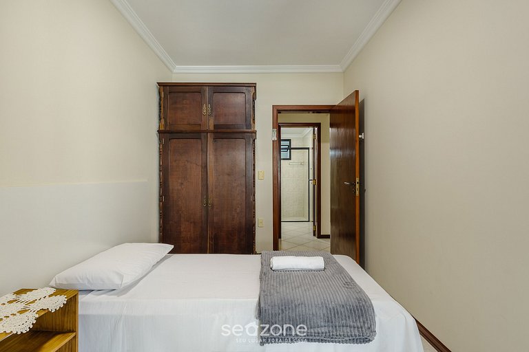 Apto c varanda e churrasq em cond beira mar UAR301