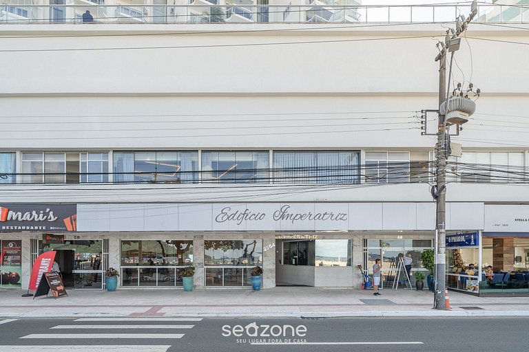 Apto bem localizado em Cond. frente mar IPTR0171