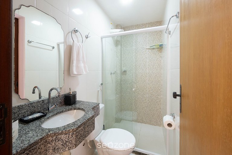 Apto c/ varanda e churrasq. a 400m do mar RBR0003