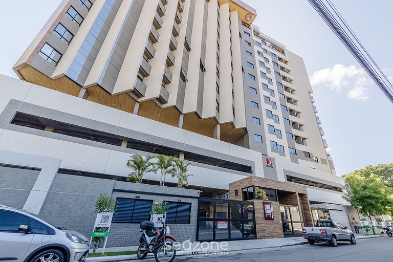 Estadia com piscina e academia a 350m da Praia em localizaçã