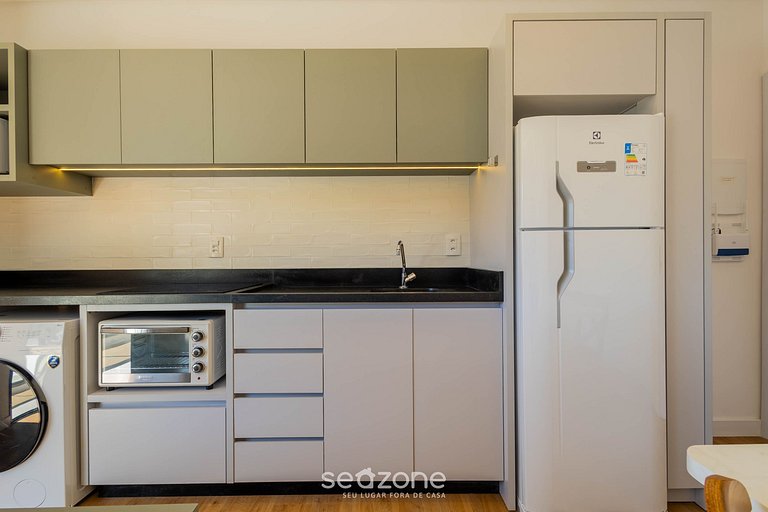 Studio c/ varanda e poucos passos do Mar SFR0511