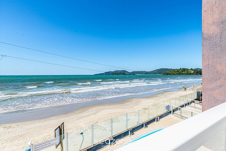Casa com piscina pé na areia Porto Belo RAT001