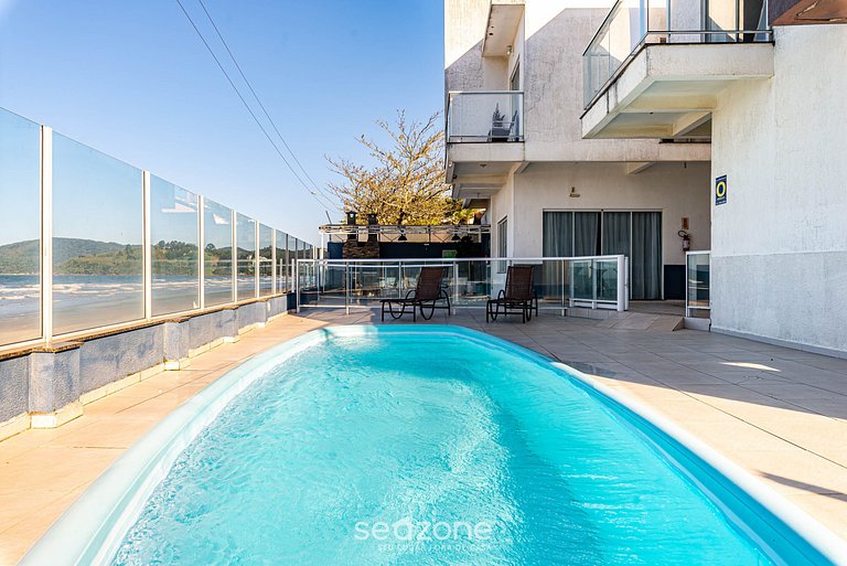 Casa com piscina pé na areia Porto Belo RAT001