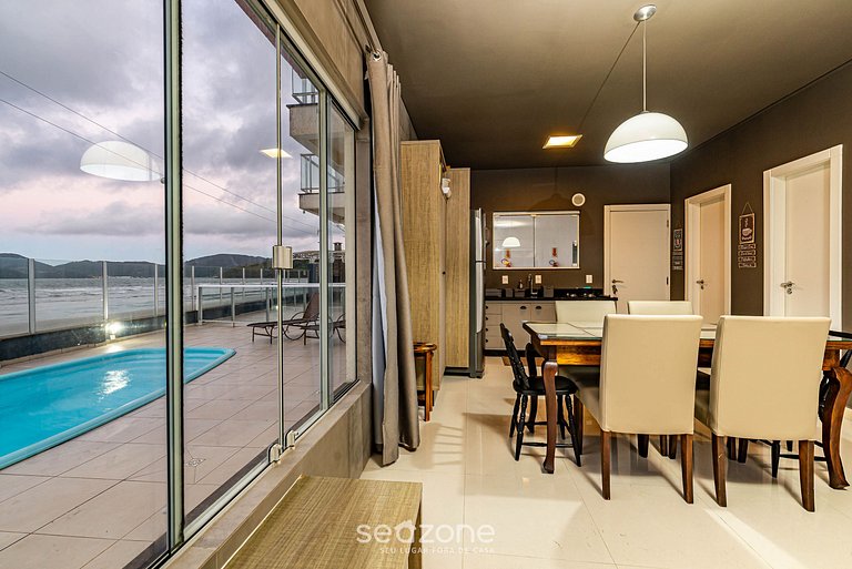 Casa com piscina pé na areia Porto Belo RAT001