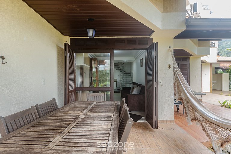 Casa em cond c piscina e acesso à praia MVC0098