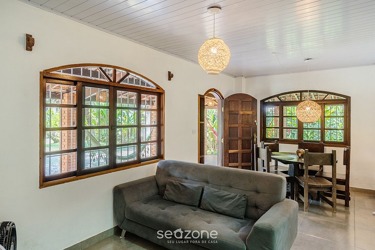 Casa c/ piscina e churrasq. em Itamambuca CPI0130