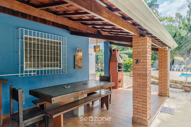 Casa c/ piscina e churrasq. em Itamambuca CPI0130