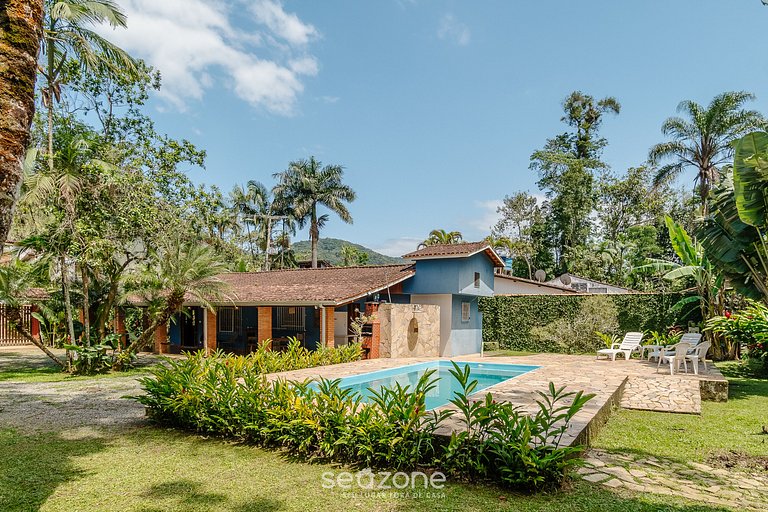 Casa c/ piscina e churrasq. em Itamambuca CPI0130