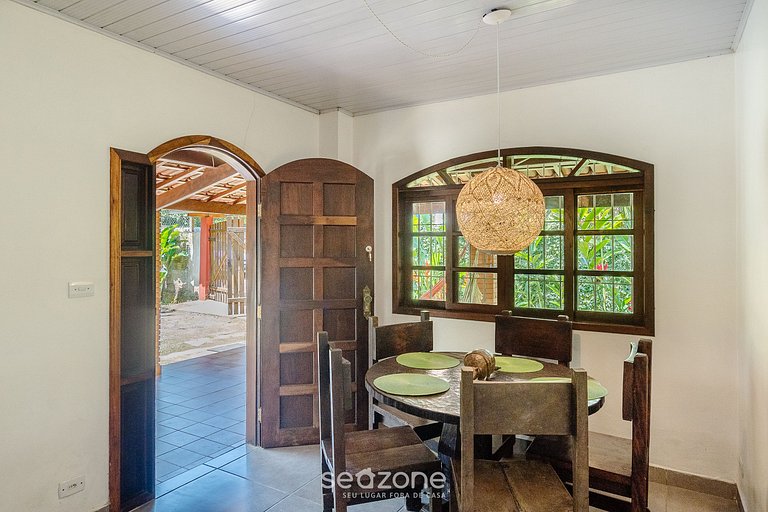 Casa c/ piscina e churrasq. em Itamambuca CPI0130