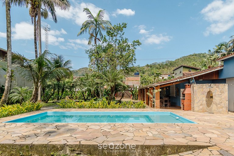 Casa c/ piscina e churrasq. em Itamambuca CPI0130