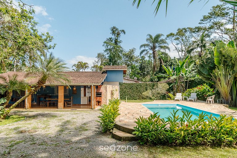 Casa c/ piscina e churrasq. em Itamambuca CPI0130