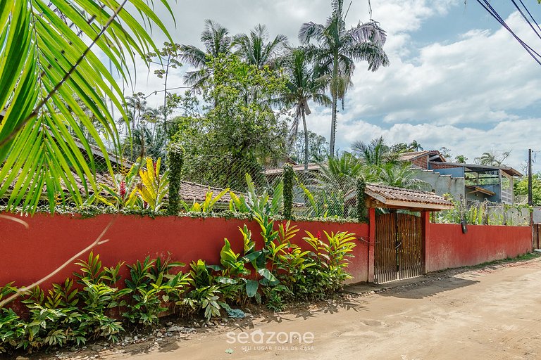 Casa c/ piscina e churrasq. em Itamambuca CPI0130